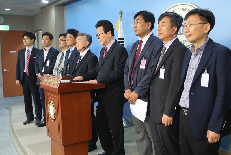 60개 대학교 공과대 중심 전임교수 417명이 참여한 ‘책임성 있는 에너지 정책 수립을 촉구하는 교수 모임’ 소속 성풍현 교수(카이스트) 등이 5일 오전 국회 정론관에서 정부의 탈원전 기조의 문제점을 지적하는 성명을 발표하고 있다. 연합뉴스