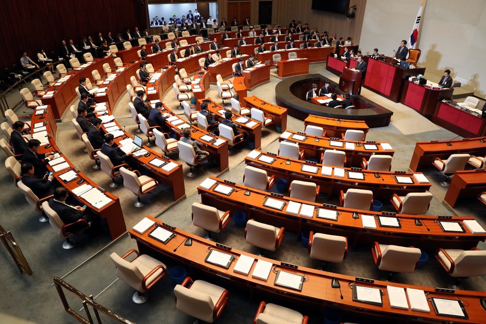 이낙연 국무총리가 10일 오후 국회 예산결산특별위원회에서 추가경정예산안이 상정된 뒤 인사말을 하고 있다. 자유한국당, 국민의당, 바른정당 의원들이 불참해 의원 좌석이 많이 비어 있다. 강창광 기자 chang@hani.co.kr