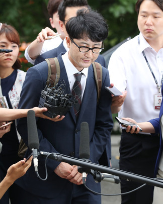 ‘국민의당 제보 조작 사건’에 공모한 혐의로 사전구속영장이 청구된 이준서 전 국민의당 최고위원이 영장실질심사를 받기위해 11일 오전 서울 남부지법에 출석했다. 연합뉴스