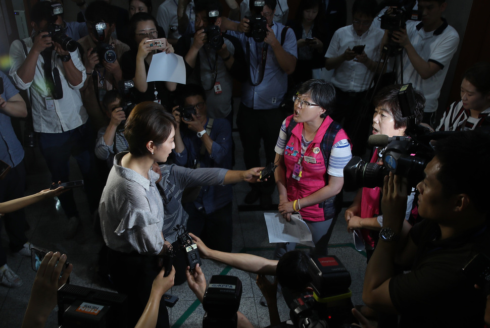 이언주 국민의당 원내수석부대표(왼쪽)가 11일 오후 국회 정론관 앞에서 파업노동자 발언 관련 당사자인 학교비정규직노조 관계자들에게 사과하고 있다. 연합뉴스