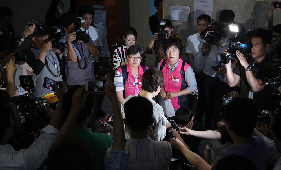 이언주 국민의당 원내수석부대표가 11일 오후 국회 정론관 앞에서 파업노동자 발언 관련 당사자인 학교비정규직노조 관계자들에게 사과하고 있다. 연합뉴스