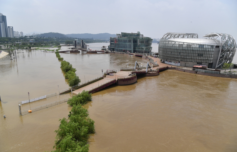 11일 오후 서울 한강 반포지구가 수위 상승으로 황톳물로 가득 차 있다. 전날 밤 서울 등 중부지방에 쏟아진 폭우로 한강 수위가 상승해 반포지구 일부가 침수되고, 잠수교 통행이 통제됐다. 연합뉴스