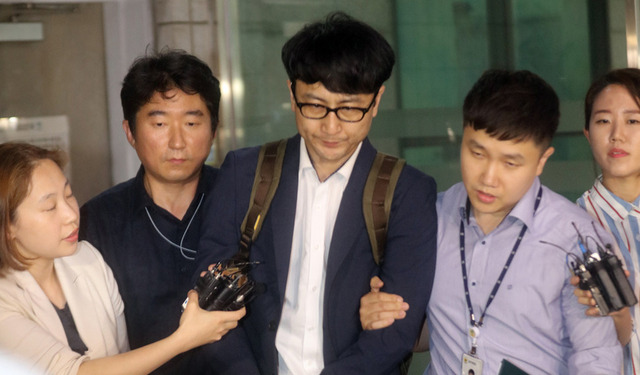 구속영장이 발부된 국민의당 이준서 전 최고위원이 12일 새벽 남부지검을 나서고 있다. 연합뉴스
