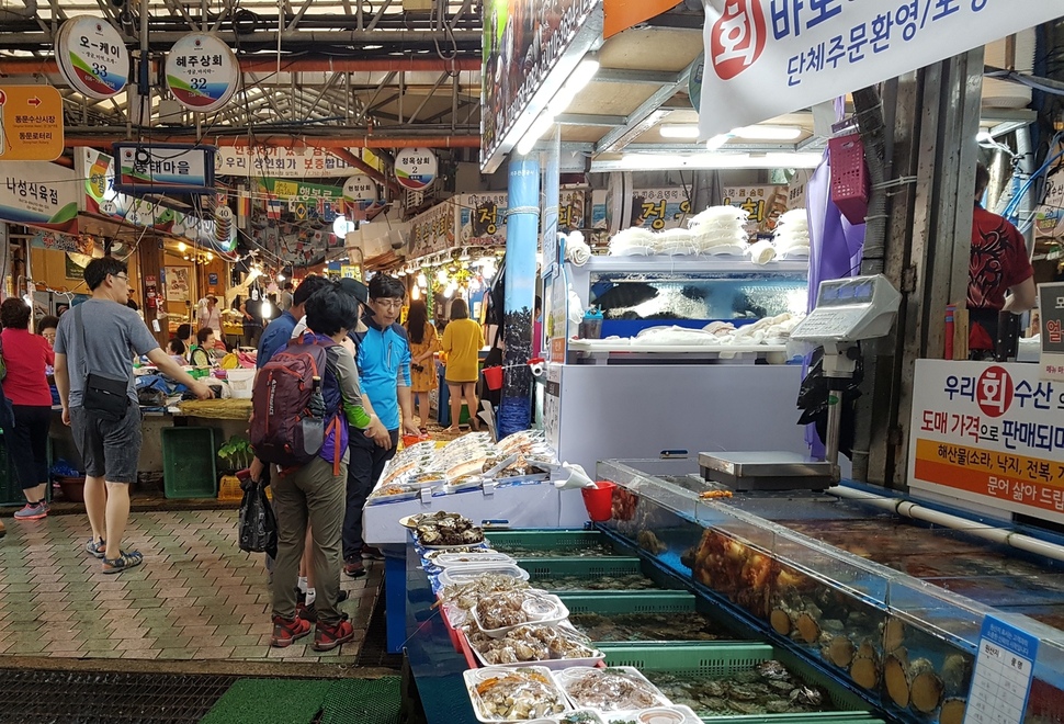 제주 동문시장을 찾은 관광객들.       제주/허호준 기자