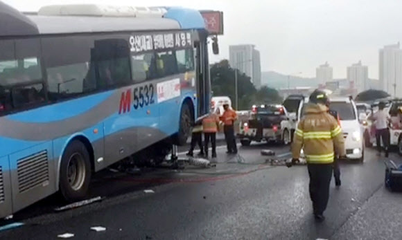 지난 9일 경부고속도로 신양재나들목 인근에서 발생한 버스 졸음운전 사고 현장. 연합뉴스