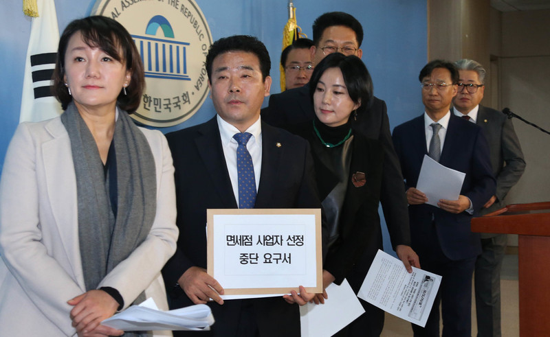 송영길 더불어민주당 의원과 송기석 국민의당 의원 등 야당 의원들이 지난해 12월 13일 오전 국회 정론관에서 기자회견을 열어, ‘면세점 사업자 선정 중단요구서’를 황교안 총리에게 전달할 것을 밝힌 뒤 회견장을 나서고 있다. 이정우 선임기자 woo@hani.co.kr