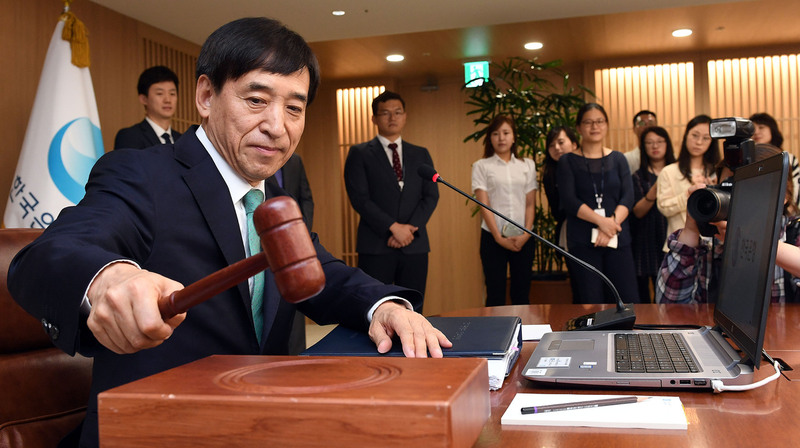 이주열 한국은행 총재가 13일 오전 서울 중구 한국은행에서 기준금리와 성장률 전망치 등을 결정하기 위한 금융통화위원회의를 주재하고 있다. 연합뉴스