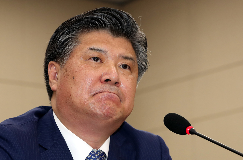 조대엽 고용노동부 장관 후보자가 30일 오전 국회 환경노동위원회 인사청문회에서 입술을 꾹 다문 채 국회의원들의 질문을 듣고 있다.  김태형 기자