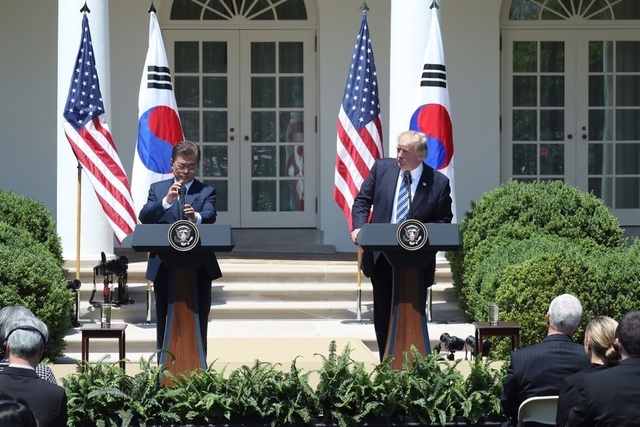 지난달 30일(현지시각) 백악관에서 문재인 대통령과 도널드 트럼프 대통령이 한-미 정상회담 뒤 공동 언론발표를 준비하고 있다. 워싱턴/김경호 선임기자 jijae@hani.co.kr