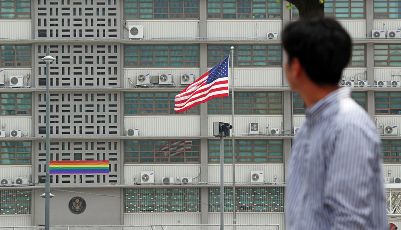 13일 오전 서울 종로구 주한 미국대사관에 성 소수자(LGBTAIQ)를 상징하는 무지개색 깃발이 걸려있다. 대사관 측은 깃발 게시가 14∼15일 서울광장에서 열리는 '퀴어문화축제'에 지지와 연대의 뜻을 보낸다는 의미라고 설명했다. 연합뉴스