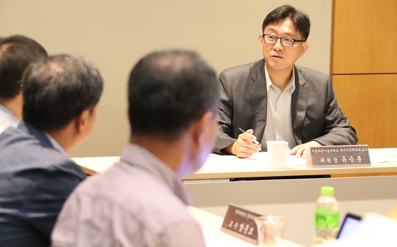 13일 서울 삼성동 코엑스에서 열린 8차 전력수급기본계획 관련 수요 전망 워킹그룹 회의에서 위원장인 유승훈 서울과학기술대 교수(에너지정책학)가 참석자들과 대화를 하고 있다. 연합뉴스
