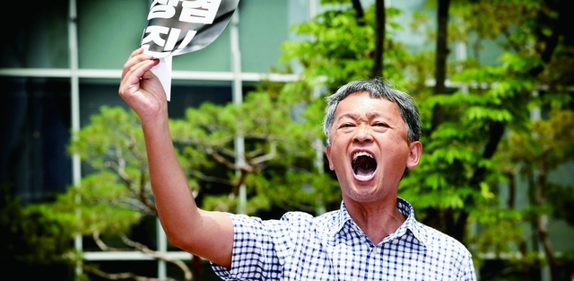 지난달 29일 낮 상암동 엠비시 광장에서 김장겸 사장 퇴진을 요구하는 김민식 피디의 모습. 강재훈 선임기자 khan@hani.co.kr