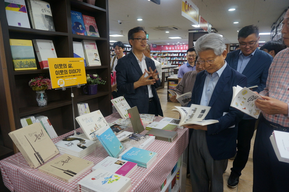 충북지역 출판·동네 서점 살리기협의회 상생 충북이 청주 시내 서점 17곳에 설치한 ‘이웃의 삶 이웃의 이야기’ 코너. 시민들이 이곳에서 지역 작가와 출판사가 내놓은 책을 보고 있다.충북엔지오센터 제공