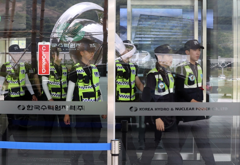 14일 경북 경주 한국수력원자력 본사에 경찰 병력이 배치되는 등 긴장감이 흐르고 있다. 이날 아침 한수원은 경주 스위트호텔에서 이사회를 열고 ‘신고리 5·6호기 공론화 기간 중 공사 일시중단 계획’을 의결했다. 경주/연합뉴스