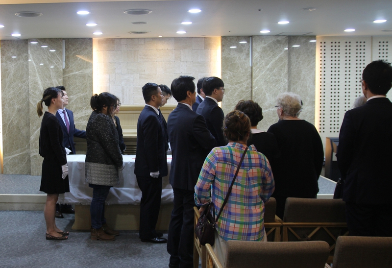 지난 5월24일 김상필씨(필립 클레이)의 장례식에서 동료 입양인들이 운구를 준비하고 있다. 중앙입양원