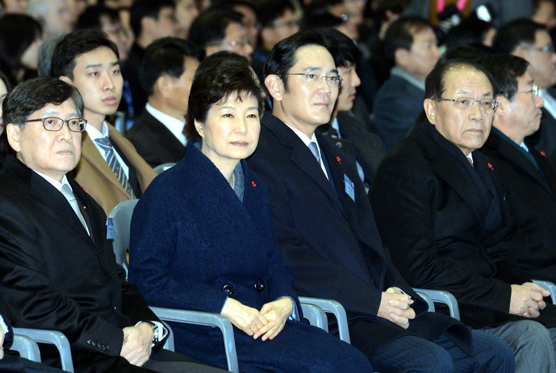 출석을 거부하는 구속 피고인 박근혜 전 대통령과 증언을 거부하는 이재용 삼성 부회장을 어떻게 봐야 할까. 헌법과 형사소송법에 규정된 권리이고 기본적인 인권이라지만 일반인이었다면 박 전 대통령과 이 부회장처럼 할 수 있을지 의문이다. 사진은 2015년 12월21일 박근혜 대통령이 인천 송도에서 열린 삼성바이오로직스 제3공장 기공식에 참석해 동영상을 보는 모습. 청와대사진기자단