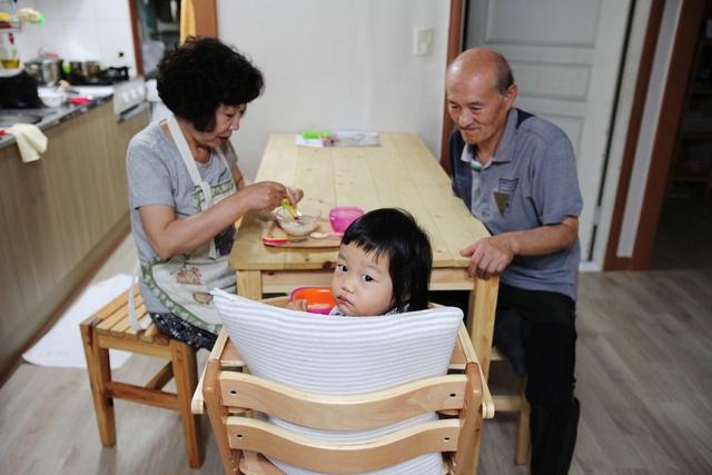 육아를 돕기 위해 왕복 약 4시간을 마다하지 않는 두리의 할머니·할아버지. 한국 사회의 보육에서 조부모 의존도는 높은 편이다. 두리 아빠 사진가 점좀빼