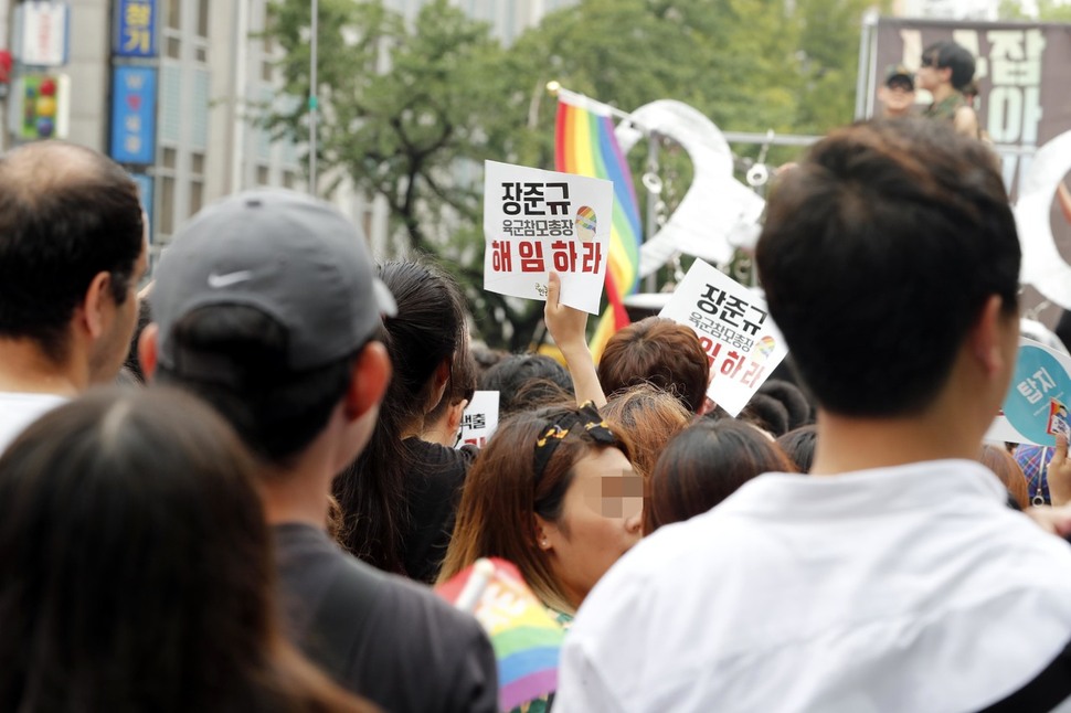 15일 오후 서울 시청광장을 출발한 퀴어문화축제 퍼레이드 참가자가 장준규 육군참모총장의 해임을 촉구하는 손팻을 들고 있다. 박종식 기자 anaki@hani.co.kr