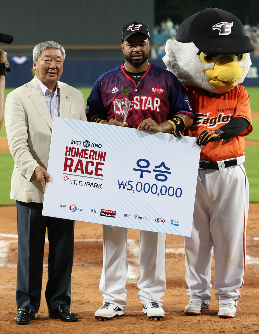 윌린 로사리오(한화 이글스·가운데)가 15일 대구 삼성라이온즈파크에서 열린 2017 프로야구 올스타전 홈런레이스에서 우승한 뒤 구본능 한국야구위원회(KBO) 총재와 기념사진을 찍고 있다. 대구/연합뉴스