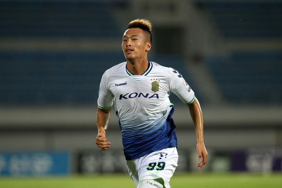 전북 현대의 김신욱이 16일 상주운동장에서 열린 상주 상무와의 경기에서 후반 프리킥골을 성공시킨 뒤 좋아하고 있다. 한국프로축구연맹 제공