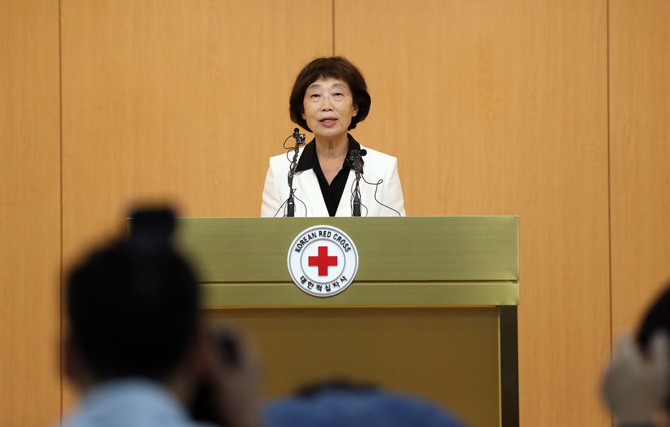 김선향 대한적십자사 회장 직무대행이 17일 오전 서울 중구 대한적십자사에서 이산가족 상봉 추진을 위한 남북적십자회담 개최를 북한에 제의하고 있다. 연합뉴스