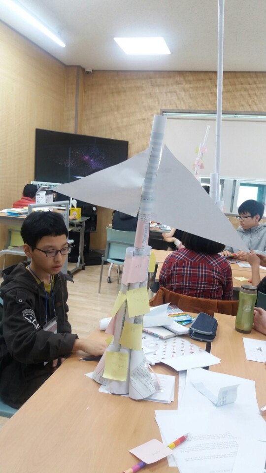 예하예술학교 학생들이 국어와 미술 교과를 접목한 통섭예술교육 시간에 직접 만든 종이탑에 읽었던 혹은 읽고 싶은 문학 작품을 써서 붙이고 있다. 예하예술학교 제공