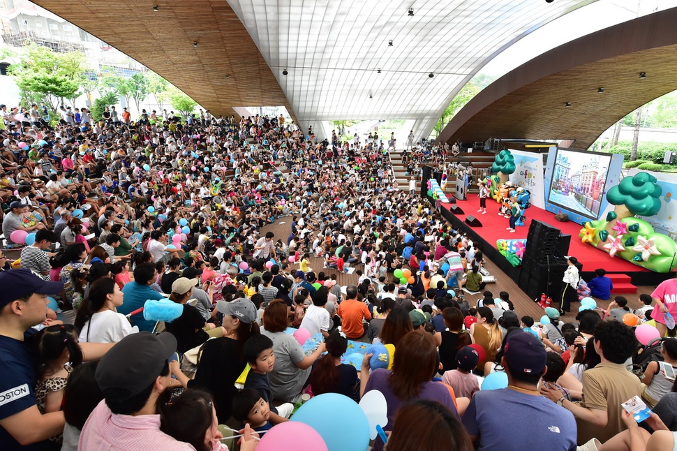 지난 8일 수원시에서 열린 다둥이 축제의 모습. 수원시는 다섯째 아이 출산 때부터는 1천만원을 지원키로 했다. 수원시 제공
