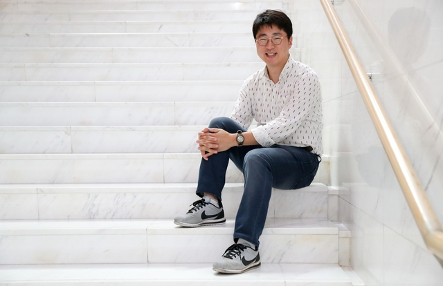 외국 희곡을 번역한 작품으로 낭독공연을 기획한 김요안 두산아트센터 프로듀서. 김정효 기자 hyopd@hani.co.kr