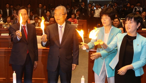 지난해 5월30일 서울 여의도 국회 본청에서 더불어민주당 의원들이 20대 국회 개원 뒤 첫 의원총회에서 서민 부실채권을 소각하는 퍼포먼스를 벌이고 있다. 사진 왼쪽부터 우상호 당시 원내대표, 김종인 당시 비상대책위원장, 김영주 의원, 제윤경 의원. 한겨레 자료사진.