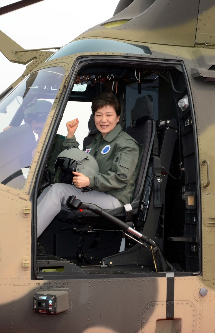박근혜 전 대통령이 2013년 5월22일 충남 논산에 있는 육군 항공학교에서  '수리온'전력화 기념행사에 참석해 헬기에 탑승하고 있다. 청와대사진기자단