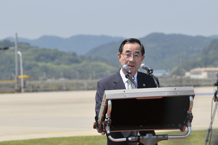 2010년 6월22일 경남 사천 한국항공우주산업에서 열린 수리온 초도비행 기념식에서 변무근 당시 방위사업청장이 기념사를 하고 있다. 방위사업청 제공