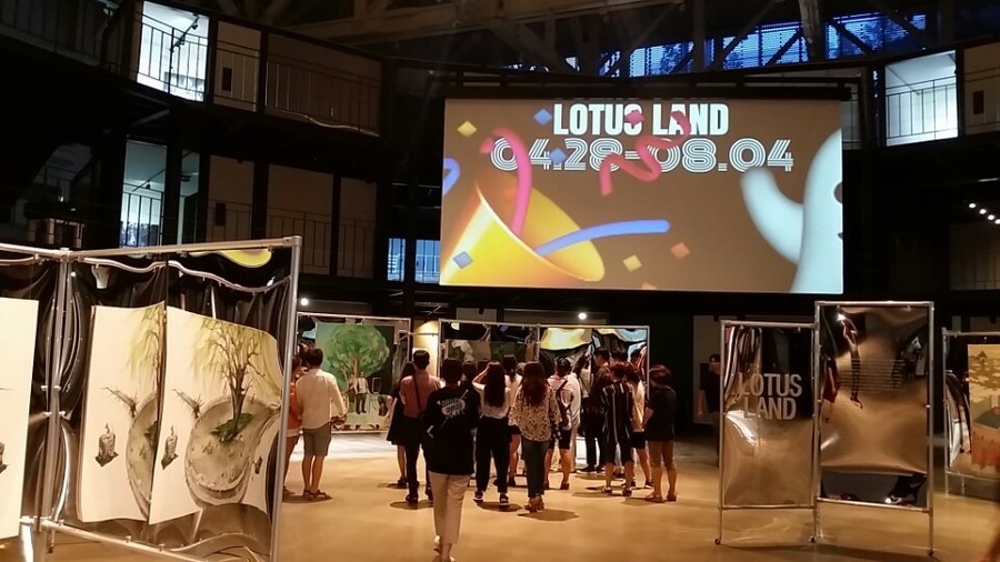 지난 16일 국립아시아문화전당 문화창조원을 찾은 관람객들이 복합2관에서 `로터스 랜드&#39;전에 선보이고 있는 작품들에 대한 설명을 듣고 있다. 정대하 기자