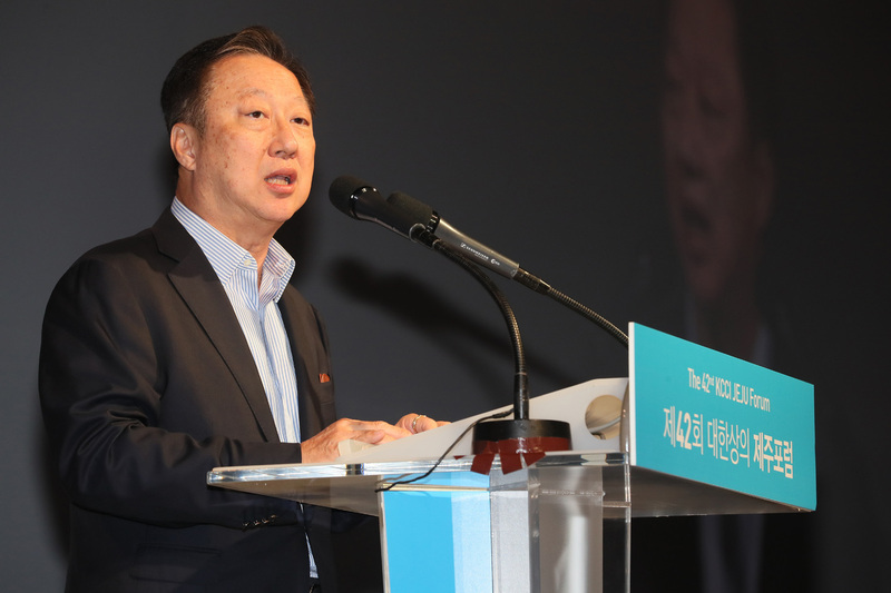19일 오후 제주 서귀포시 신라호텔에서 열린 ‘제42회 대한상의 제주포럼’ 개회식에서 박용만 대한상의 회장이 개회사를 하고 있다.  서귀포/연합뉴스