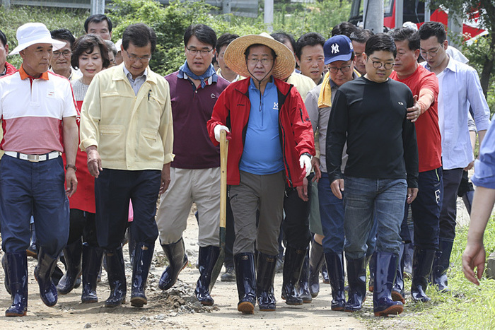 19일 홍준표 자유한국당 대표가 수해 복구 자원 봉사를 위해 현장으로 이동하고 있다. 자유한국당 누리집