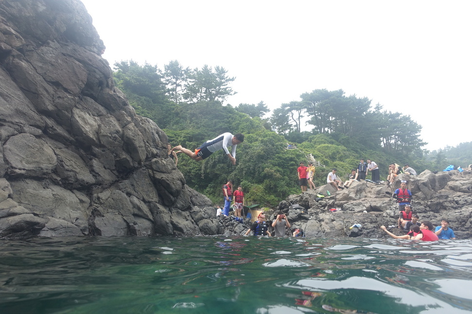 한 스노클러가 제주도 서귀포시 서홍동 외돌개 황우지해안 선녀탕에 뛰어들고 있다.