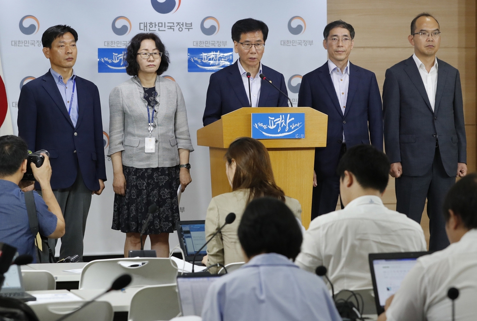 이성기 고용노동부 차관(가운데)이 20일 오전 서울 세종로 정부서울청사에서 공공부문 정규직 전환 가이드라인을 발표하고 있다. 박종식 기자 anaki@hani.co.kr