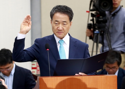 박능후 보건복지부 장관 후보자가 지난 18일 오전 국회 보건복지위원회에서 열린 인사청문회에 출석해 선서를 하고 있다. 연합뉴스.