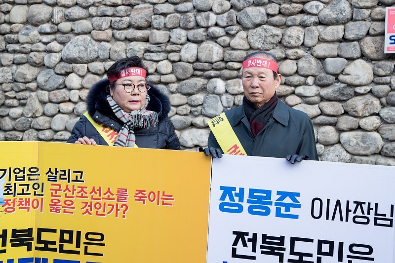 문동신(오른쪽) 군산시장과 박정희 군산시의회 의장이 지난 1월25일 서울 평창동 정몽준 아산정책연구원 이사장 자택 앞에서 군산조선소 존치를 위한 1인 릴레이시위 출정식을 열고 있다. 군산시 제공