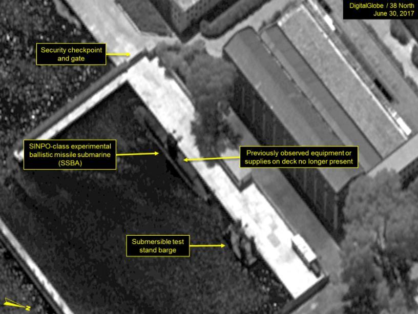 북한이 가까운 미래에 잠수함탄도미사일(SLBM·KN-11·북한명 '북극성-1')이나 아마도 이보다 신형 시스템을 추가 발사하려고 준비하고 있을 가능성이 있다는 관측이 나왔다. 지난 20일(현지시간) 미국의 북한전문매체 38노스는 북한 함경남도 신포 조선소에 SLBM 탑재가 가능한 신포급 잠수함과 수중발사 시험용 바지선이 재배치됐다며 이같이 전망했다. 사진은 북한 신포 조선소에서 위치를 옮긴 신포급 잠수함과 수중발사 시험용 바지선을 촬영한 위성사진. 2017.7.21 [38노스 홈페이지 캡처=연합뉴스]