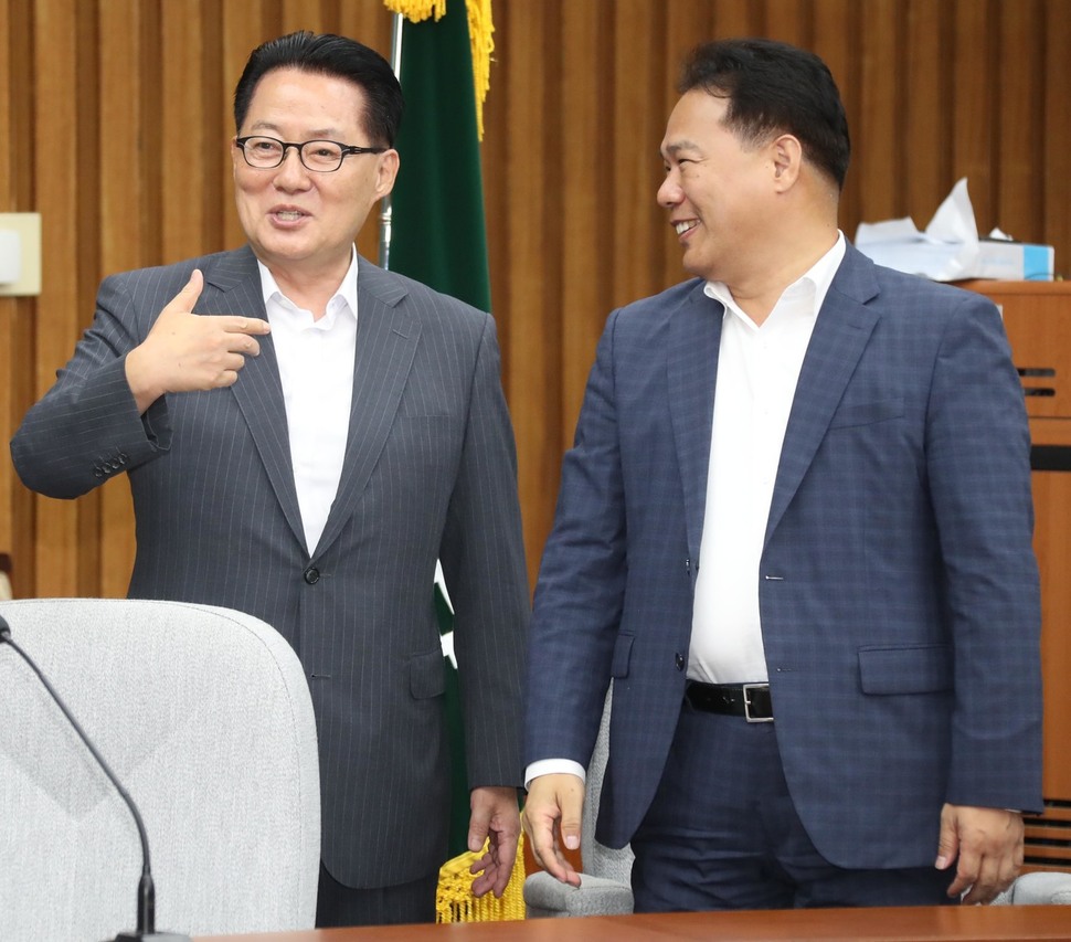 박지원 국민의당 전 대표가 21일 밤 추가경정예산안 처리를 앞두고 국회에서 열린 심야 의원총회에서 이용주 의원과 인사를 나눈 뒤 “검찰 소환 앞둔 사람들끼리 나란히 앉자”고 농담을 하고 있다. 이정우 선임기자 woo@hani.co.kr