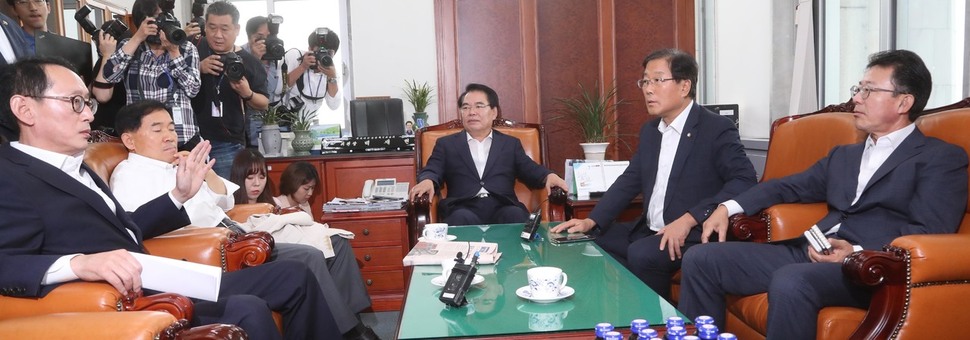 국회 예산결산특위 백재현 위원장과 여야 간사가 21일 오후 위원장실에서 만나 일자리 추경 처리와 관련해 이야기하고 있다. 왼쪽부터 김도음 자유한국당, 황주홍 국민의당 간사, 백 위원장, 윤후덕 더불어민주당, 홍철호 바른정당 간사. 이정우 선임기자 woo@hani.co.kr
