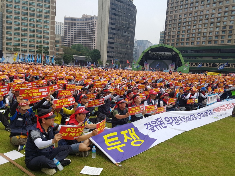 22일 전국우정노동조합이 서울 중구 서울광장에서 ‘전국 우정노동자 총궐기대회’를 열고 “집배원 과로사를 근절하고 부족인력을 충원하라”고 요구했다.