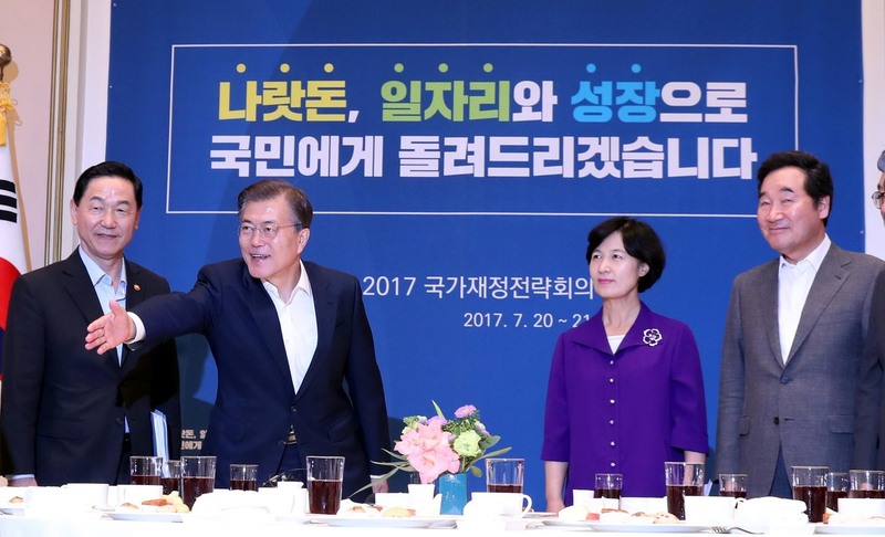 문재인 대통령이 20일 오후 청와대 영빈관에서 열린 2017 국가재정전략회의 첫 날 회의에 참석해 환담하고 있다. 청와대사진기자단