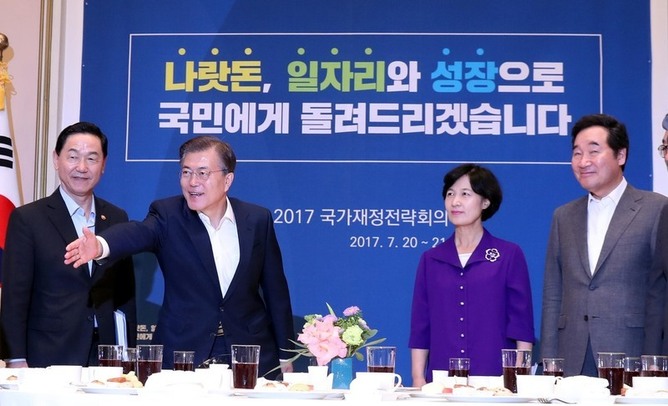 문재인 대통령이 20일 청와대 영빈관에서 열린 2017 국가재정전략회의 첫날 회의에 참석해 환담하고 있다. 청와대 사진기자단
