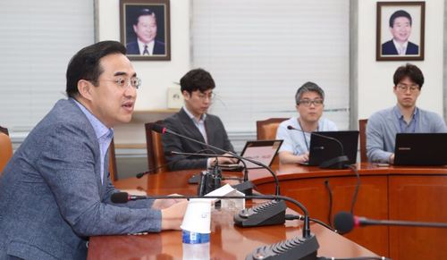 박홍근 더불어민주당 원내수석부대표(사진 왼쪽)가 23일 민주당 원내대표 회의실에서 기자간담회를 열고 추가경정예산안 처리 과정과 관련해 설명하고 있다. 이정우 선임기자 woo@hani.co.kr