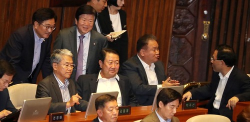 지난 18일 오후 국회 본회의장에서 우원식 원내대표와 박병석, 이상민 의원이 야당 의석으로 가 박주선 국민의당 비상대책위원장, 김동철 국민의당 원내대표, 주호영 바른정당 원내대표와 이야기하고 있다. 이정우 선임기자 woo@hani.co.kr