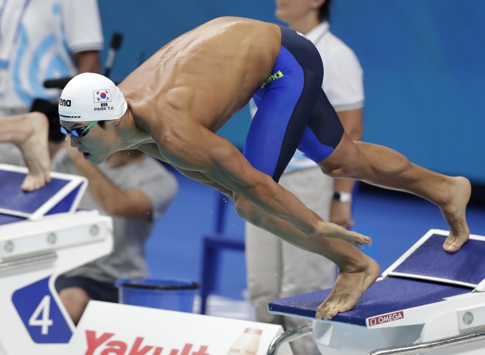 박태환이 23일(현지시각) 헝가리 부다페스트 다뉴브 아레나의 2017 국제수영연맹(FINA) 세계대회 남자 자유형 400ｍ 결승에서 출발하고 있다. 부다페스트/AP 연합뉴스