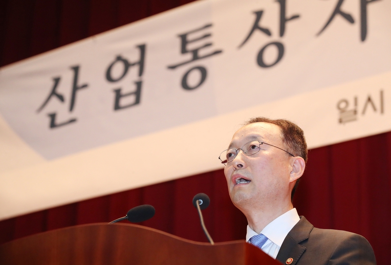 24일 오전 정부세종청사 산업통상자원부에서 열린 취임식에서 백운규 장관이 취임사를 하고 있다. 연합뉴스