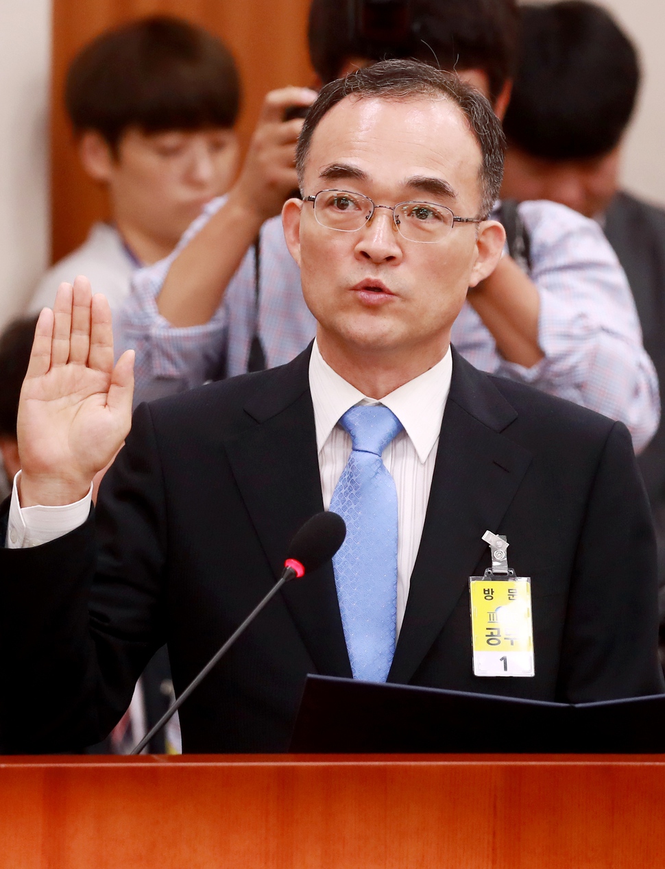 문무일 검찰총장 후보자가 24일 국회 법제사법위원회에서 열린 인사청문회에 출석해 선서하고 있다. 연합뉴스