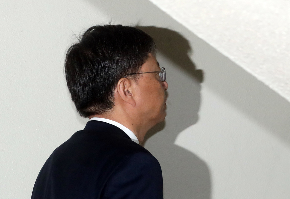 청와대에서 발견된 박근혜 정부의 '삼성 경영권 승계' 관련 보고서를 작성하라고 지시한 의혹을 받는 우병우 전 민정수석이 24일 서초구 서울중앙지법에서 열린 자신의 속행 공판에 참석하고 있다. <연합뉴스>
